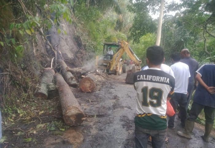 akses_sibaganding_simalungun_pulih_total_pasc_longsor_putr_gunakan_alat_berat_roda_karet