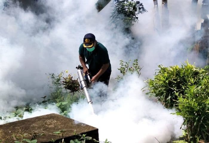 cegah_dbd_dinkes_tapteng_masif_lakukan_fogging_hingga_penaburan_bubuk_abate