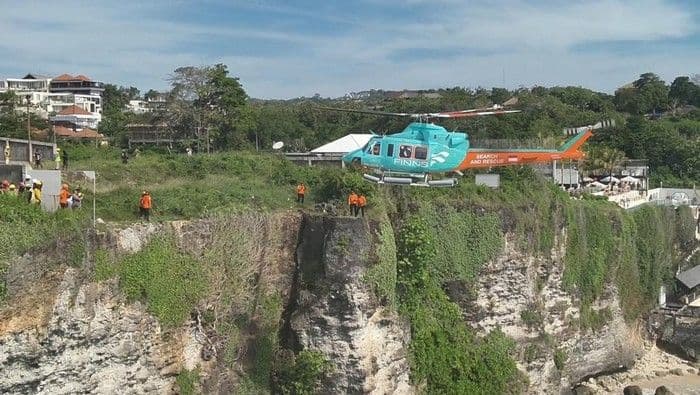 dua_wna_rusia_dievakuasi_helikopter_setelah_terjebak_di_tebing_uluwatu_bali