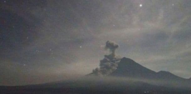 gunung_semeru_erupsi_awan_panas_meluncur_hingga_45_km
