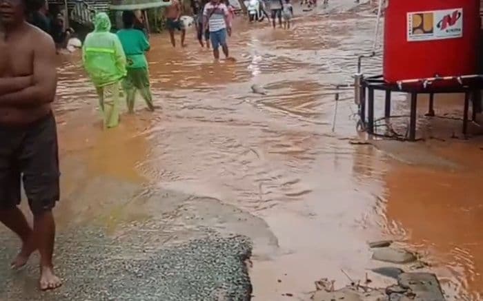 hujan_satu_jam_picu_banjir_susulan_di_tukka_warga_minta_sungai_segera_dikeruk