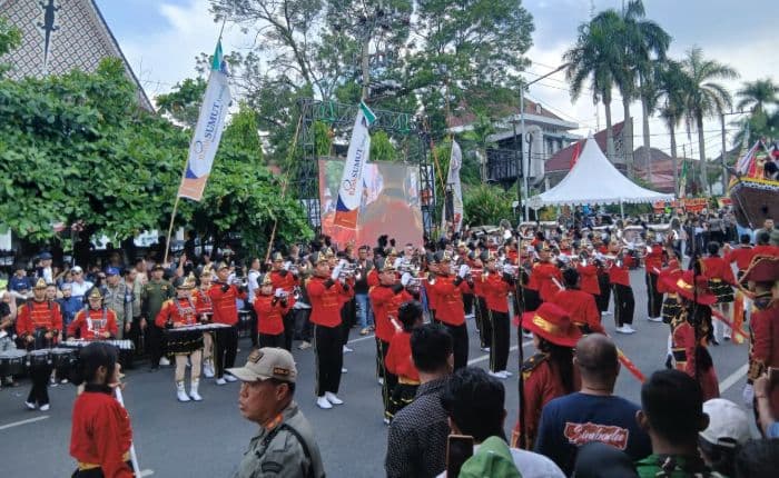 karnaval_budaya_hut_pematangsiantar_hipnotis_ribuan_warga_aksi_spektakuler_sttc_jadi_primadona_