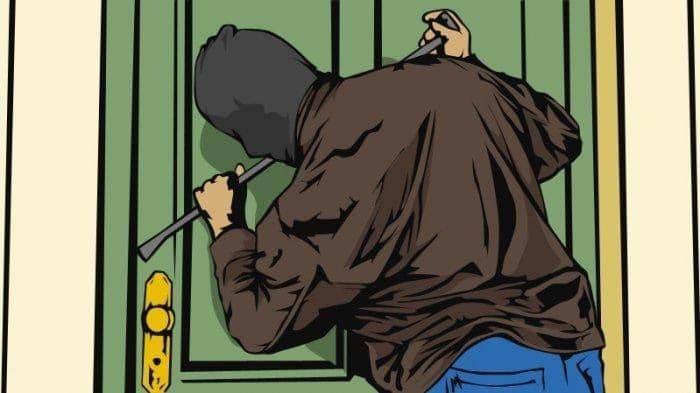 kepergok_pemilik_rumah_sedang_mencuri_pria_di_medan_diseret_ke_polsek