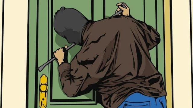 kepergok_pemilik_rumah_sedang_mencuri_pria_di_medan_diseret_ke_polsek
