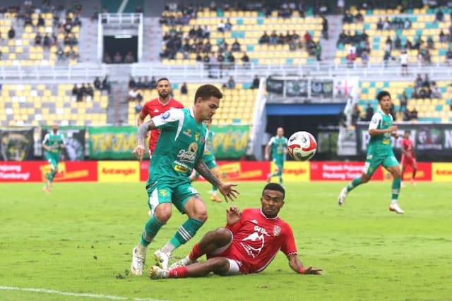 persebaya_taklukkan_malut_di_super_league_saling_serang_sejak_menit_pertama