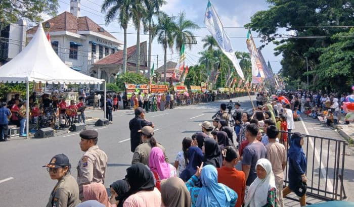 ribuan_warga_antusias_untuk_saksikan_pawai_budaya_hingga_kendaraan_hias_di_hut_pematangsiantar_