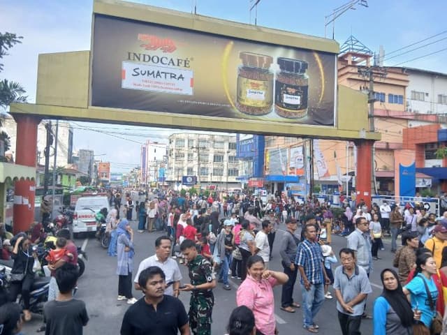 ribuan_warga_padati_karnaval_hut_ke155_pematangsiantar_umkm_raup_keuntungan_besar