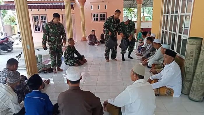 program_tmmd_ke124_kodim_0208asahan_personel_bagikan_makanan_di_desa_silo_bonto