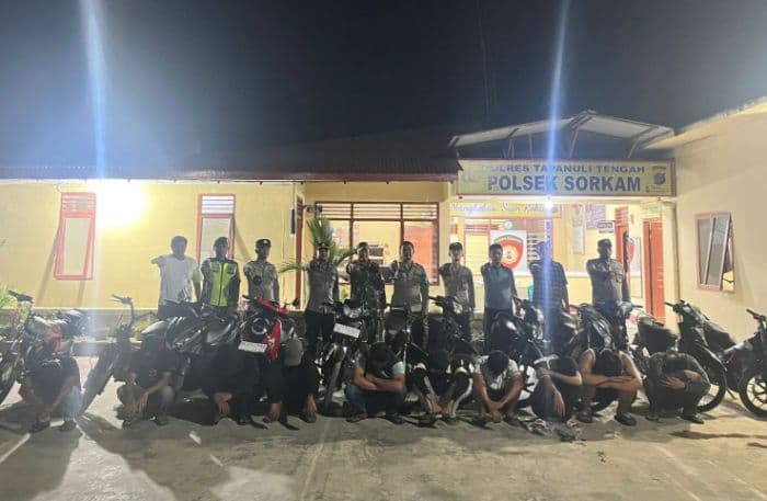 _polsek_sorkam_amankan_12_motor_saat_bubarkan_balap_liar_di_jalan_sibolgabarus