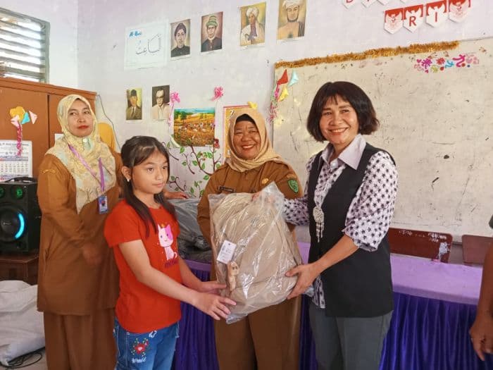 anggota_dprd_padangsidimpuan_sisihkan_gaji_untuk_bantu_siswa_kurang_mampu