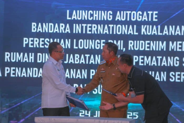 bupati_taput_apresiasi_penandatanganan_kesepakatan_bersama_dengan_ditjen_imigrasi_di_bandara_kualanamu