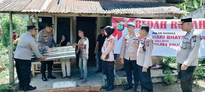 jelang_hut_bhayangkara_warga_di_binjai_terima_bantuan_bedah_rumah
