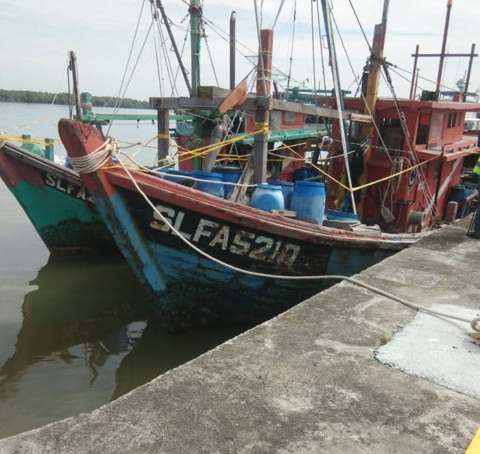 kapal_berbendera_malaysia_curi_ikan_di_selat_malaka_lima_wna_myanmar_diamankan