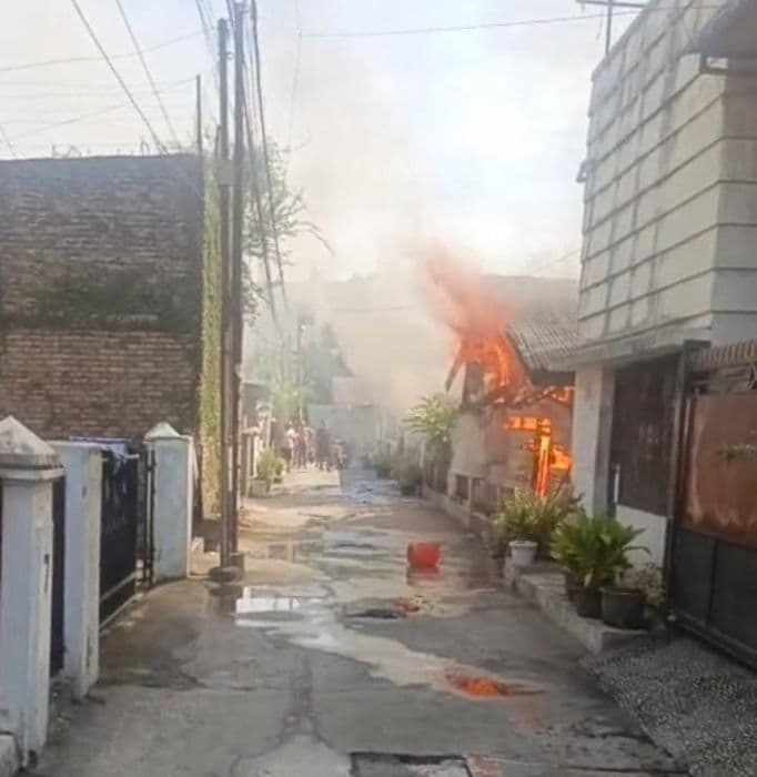 rumah_kosong_puluhan_tahun_terbakar_di_medan_selayang_warga_panik
