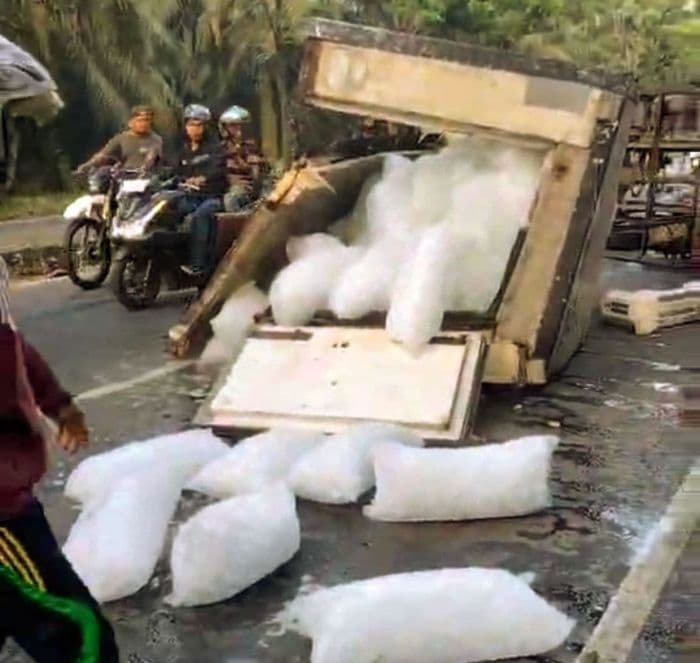 truk_muatan_es_kristal_terguling_di_binjai_timur