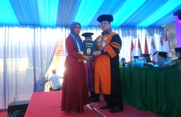 wisuda_universitas_asahan_diwarnai_haru_gelar_sarjana_untuk_irmayanti_yang_telah_tiada