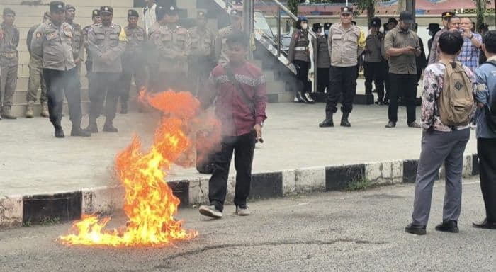 mahasiswa_demo_di_dprd_binjai_soroti_tata_kelola_program_makan_bergizi_gratis