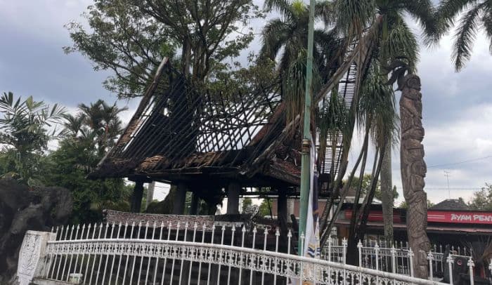 penyebab_terbakarnya_rumah_adat_batak_di_patung_sisingamangaraja_xii_belum_diketahui