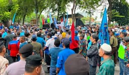 ratusan_buruh_bawa_empat_tuntutan_saat_unjuk_rasa_di_dprd_sumut_