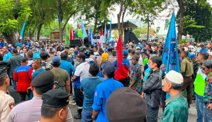 ratusan_buruh_bawa_empat_tuntutan_saat_unjuk_rasa_di_dprd_sumut_