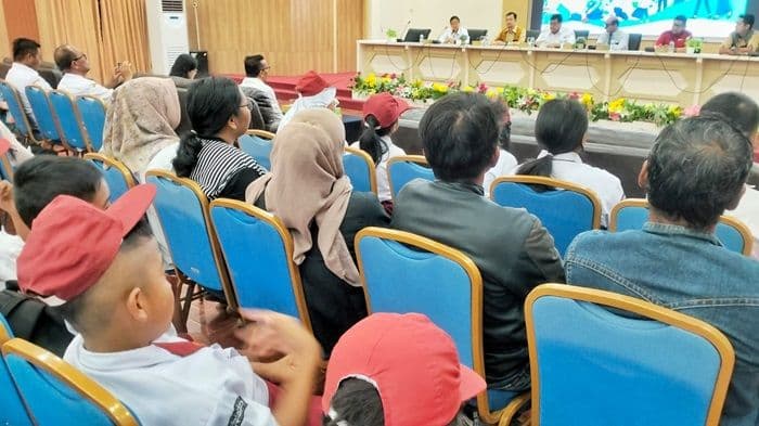 sekda_simalungun_ajak_pelajar_biasakan_menabung_sejak_dini_waspadai_investasi_ilegal