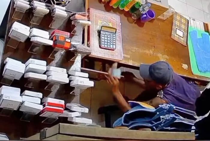 toko_serba_ada_di_air_putih_batu_bara_disatroni_maling_uang_kasir_rp1_juta_raib_terekam_cctv