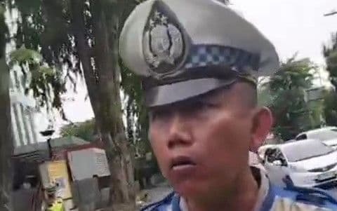 viral_pengendara_mobil_ribut_dengan_polisi_akibat_rekayasa_lalu_lintas_di_medan