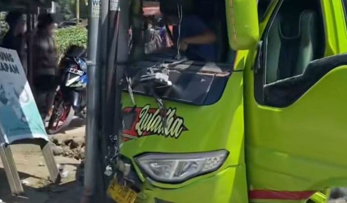 dua_bus_tabrakan_di_langkat_sopir_dan_penumpang_lukaluka