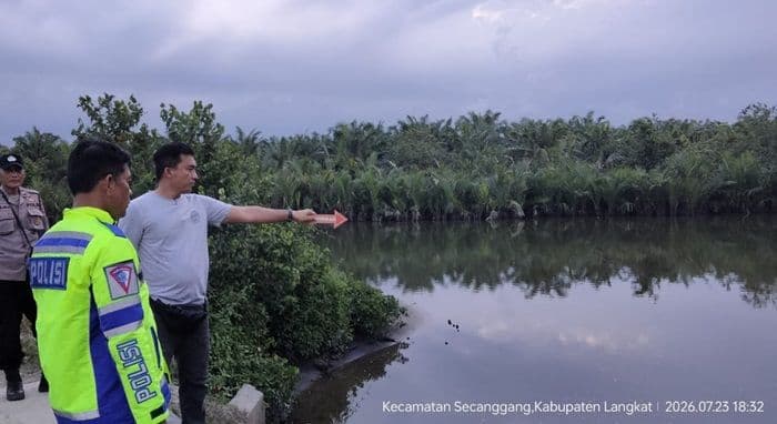 mandi_di_anak_sungai_bocah_7_tahun_tewas_tenggelam_di_secanggang