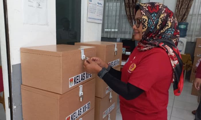 pembatasan_hp_di_sman_1_medan_buat_siswa_lebih_fokus_belajar_dan_rajin_ke_perpustakaan