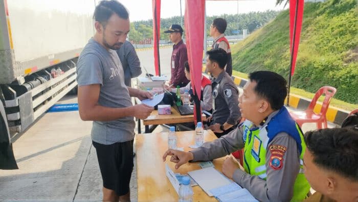 polisi_tindak_puluhan_kendaraan_odol_di_ruas_tol_km_114_indrapurakisaran
