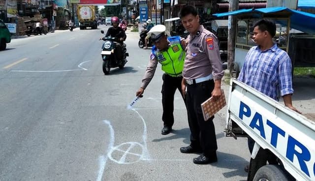 tukang_becak_dayung_tewas_ditabrak_truk_tronton_di_jalinsum_sergai_polisi_lakukan_olah_tkp
