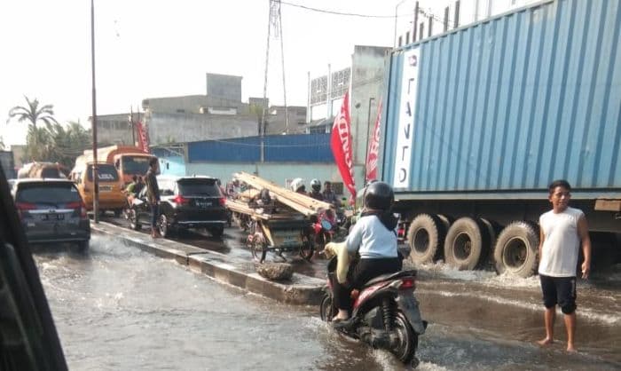 hujan_deras_guyur_medan_utara_sejumlah_jalan_tergenang_dan_macet_parah