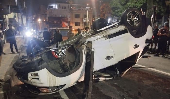 mobil_mewah_tabrak_trotoar_dan_terbalik_di_depan_kantor_pdam_tirtanadi_medan
