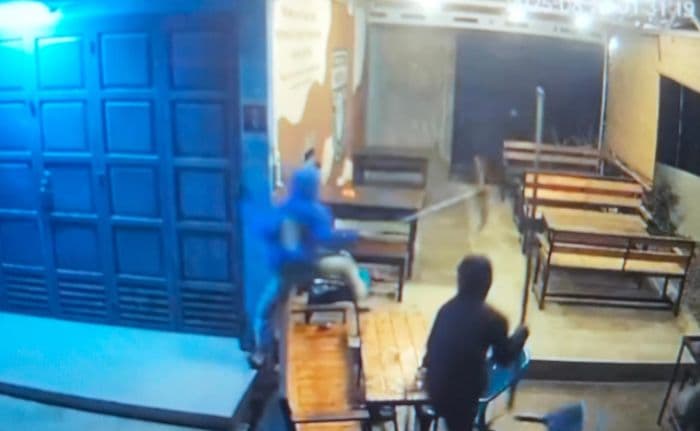 sekelompok_pemuda_bersenjata_tajam_serang_kafe_di_kuala_tanjung_batu_bara