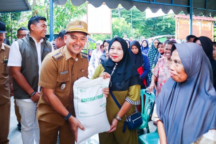23929_kk_di_tebing_tinggi_terima_bantuan_beras_total_718_ton_untuk_tiga_bulan