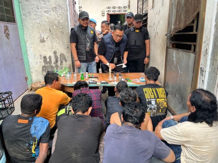 polisi_gerebek_dua_lokasi_di_mangkubumi_medan_9_orang_diamankan