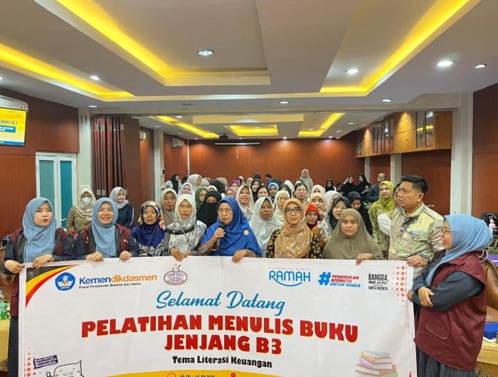 teras_baca_agmarani_dan_umsu_latih_75_peserta_menulis_buku_bertema_literasi_keuangan