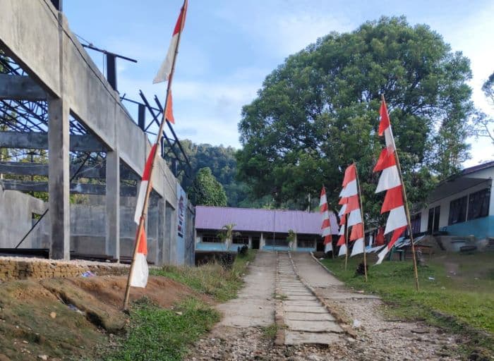 warga_pertanyakan_pembangunan_kdmp_di_lingkungan_sd_huta_ginjang_empat_rumah_dinas_dibongkar