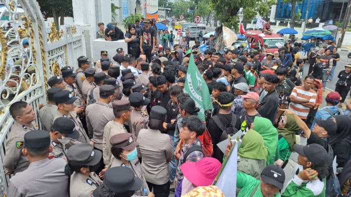 petani_bawa_hasil_panen_ke_kantor_gubernur_sumut_desak_selesaikan_konflik_agraria