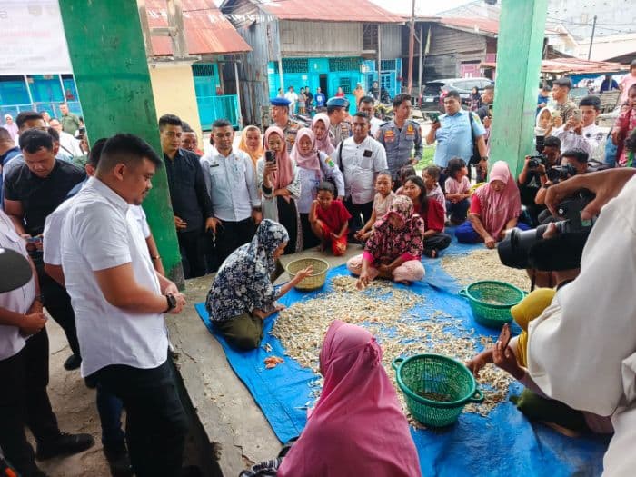tinjau_pasar_tanjung_leidong_labura_gubernur_bobby_nasution_dorong_umkm_dengan_beri_bantuan
