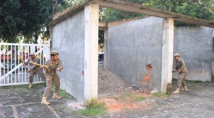 bangunan_liar_di_halaman_masjid_annur_binjai_dibongkar_satpol_pp