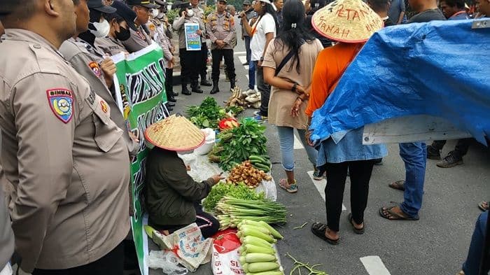 bawa_hasil_tani_ke_balai_kota_pematangsiantar_sepasi_desak_konflik_agraria_gurilla_dituntaskan_
