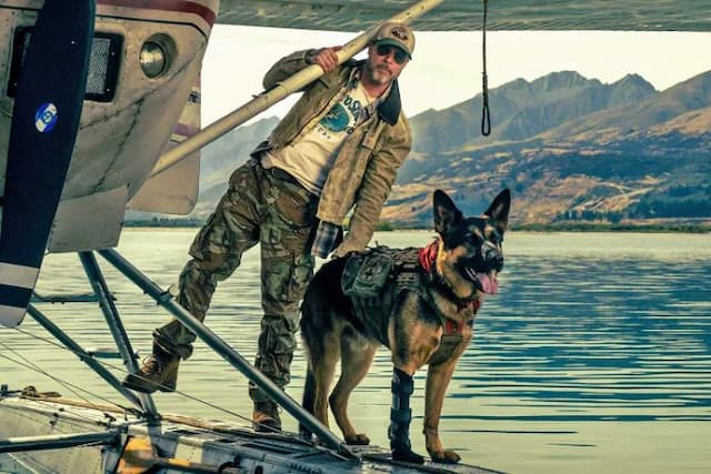 brad_pitt_ungkap_pengalaman_berkesan_syuting_bersama_anjing_di_heart_of_the_beast