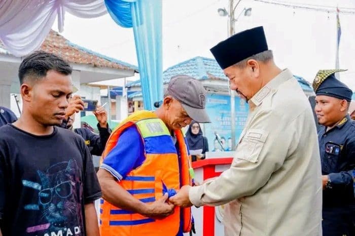 bupati_batu_bara_bagikan_jaket_pelampung_kepada_100_nelayan