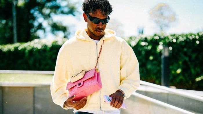 lamine_yamal_curi_perhatian_dengan_tas_chanel_pink_rp150_juta