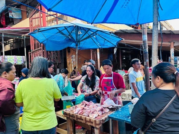 pasar_murah_siantar_diserbu_warga_promo_qris_di_pasar_horas_beli_ayam_gratis_cabai_