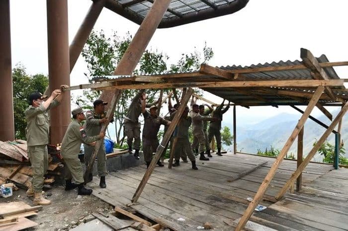 penertiban_menara_pandang_tele_tuntas_18_pedagang_tunggu_kepastian_tempat_usaha