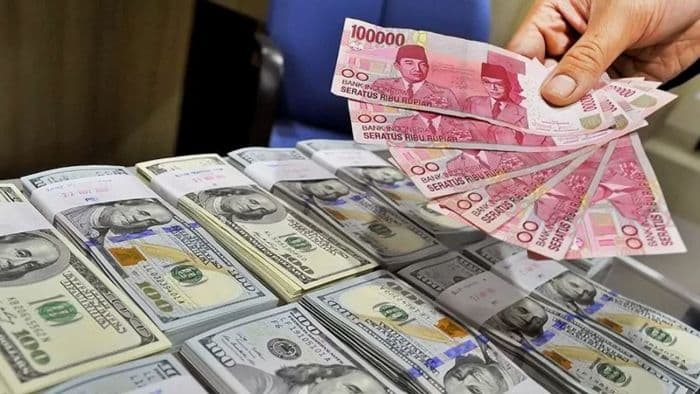 rupiah_tertekan_dolar_as_tembus_rp17900