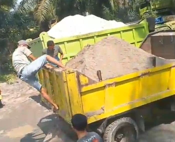 truk_galian_c_lewati_tanggul_warga_khawatir_ratusan_rumah_terancam_banjir